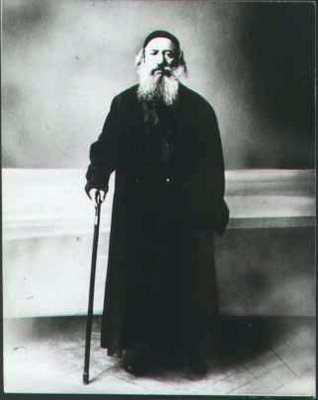 קובץ:Divrei Yisrael standing.jpg